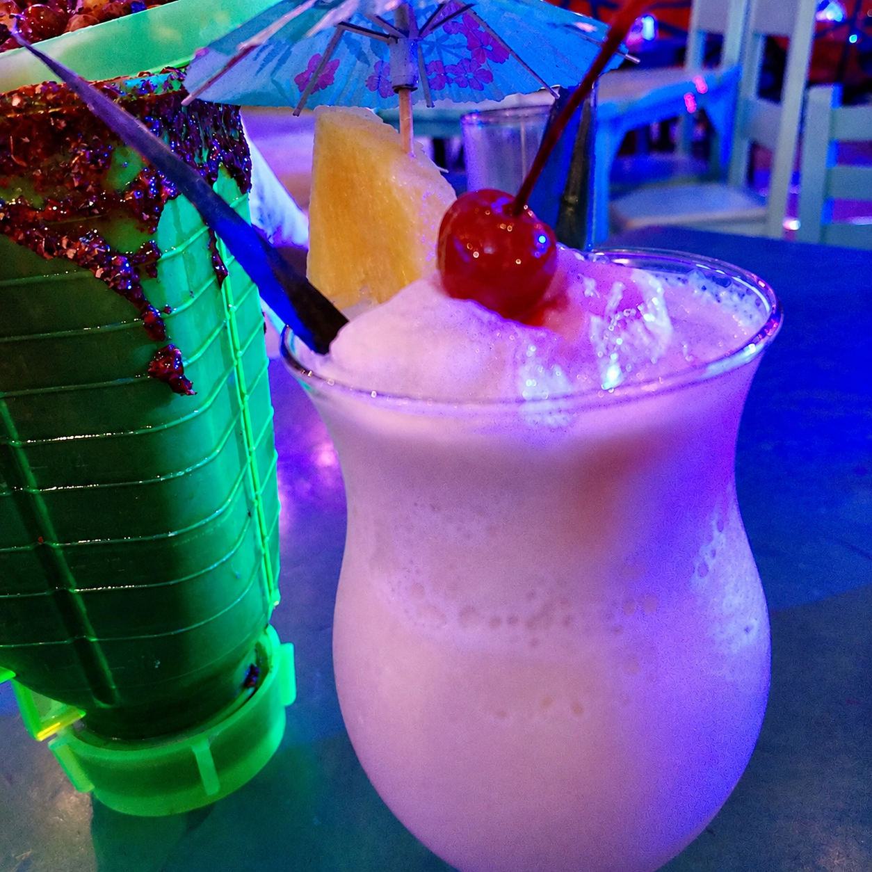 Cocteles y micheladas tropicales